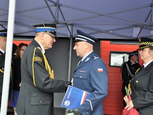 komendant Policji składa życzenia komendantowi straży pożarnej