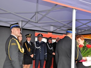 przedstawiciele służb mundurowych stoją obok siebie