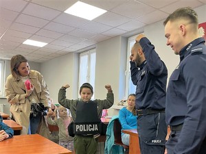 policjanci prowadzą spotkanie profilaktyczne z przedszkolakami