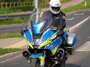 policjant jadący na motocyklu
