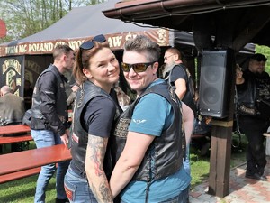 dwie kobiety w strojach motocyklowych pozują do zdjęcia
