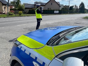 policjantka prowadzi pomiar prędkości kierowców