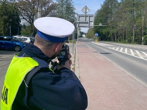 policjant prowadzi pomiar prędkości kierowców