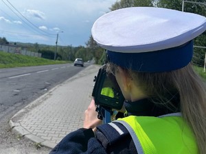policjantka prowadzi pomiar prędkości kierowców