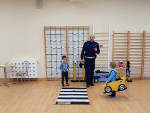 policjant podczas spotkania profilaktycznego z przedszkolakami