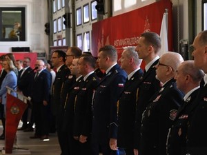 zdjęcie przedstawia gości podczas uroczystości w siedzibie wodzisławskiej straży pożarnej