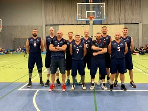 drużyna reprezentująca śląską Policję podczas turnieju piłki koszykowej
