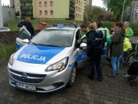 Policjanci pokazują radiowóz