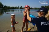 policjantka nad wodą z dziećmi