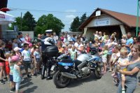 Policjanci z motocyklem