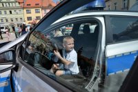 policjanci na festynie rodzinnym