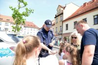 policjanci na festynie rodzinnym