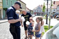 policjanci na festynie rodzinnym