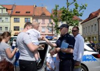 policjanci na festynie rodzinnym