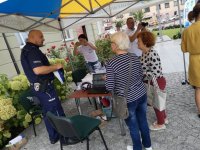 policjant udziela rad