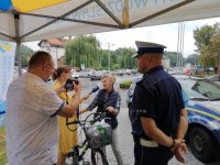 policjant udziela wywiadu