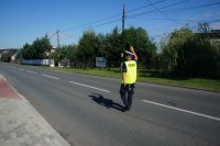 policjant daje sygnał do zatrzymania