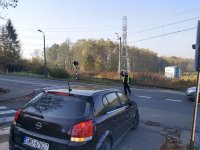 policjant kieruje ruchem