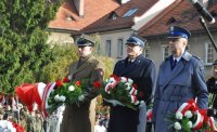 delegacja służb mundurowych przed pomnikiem powstańców