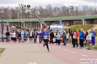 policjant jako pierwszy na mecie