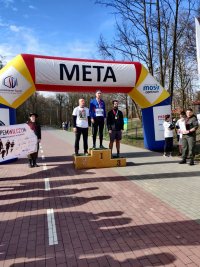 podium policjant na pierwszym miejscu