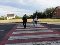 Policjant przeprowadza przez przejście