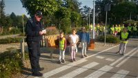 Policjant uczy dzieci zasad bezpieczeństwa na drodze