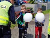 policjant i dzieci z balonami