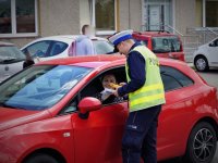 policjanci ruchu drogowego podczas kontroli drogowej