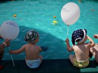 małe dzieci z balonikami
