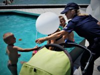 policjantka rozdaje balony dzieciom