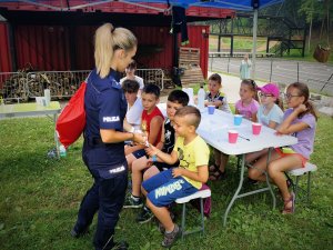 policjantka na spotkaniu z dziećmi