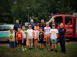 policjanci i strażacy na spotkaniu z dziećmi