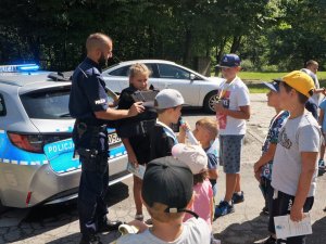 policjanci na spotkaniu z dziećmi