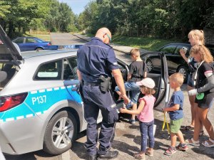 policjanci na spotkaniu z dziećmi