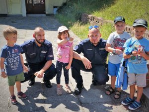 policjanci na spotkaniu z dziećmi