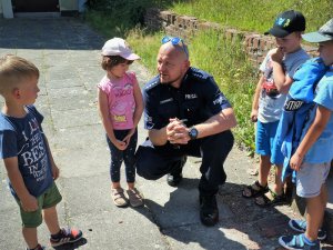 policjanci na spotkaniu z dziećmi