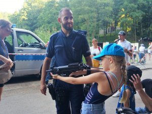 policjant prezentuje broń