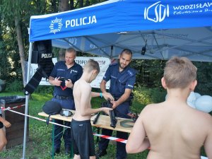 policjanci na spotkaniu opowiadają o swojej pracy