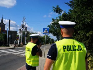 policjanci podczas czynności