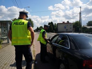 policjanci podczas czynności służbowych