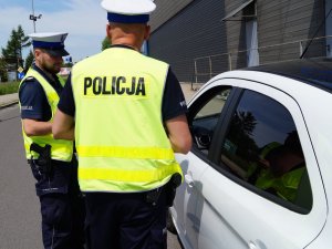 policjanci podczas kontroli drogowej