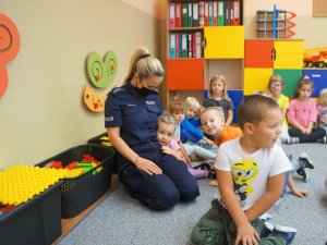 policjantka na spotkaniu z dziećmi