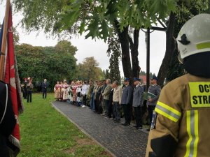 policjanci podczas uroczystości na cmentarzu