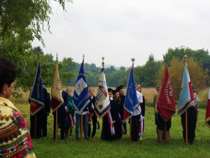 goście na uroczystości na cmentarzu