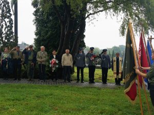 policjanci oddają honor