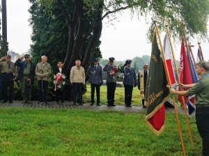 policjanci oddają honor