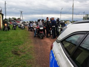 policjant rozmawia z motocyklistami