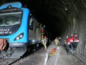 pociąg stojący w tunelu kolejowym, strażak odbiera osobę poszkodowaną od innego strażaka