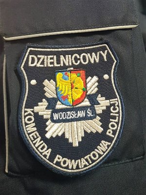 logo dzielnicowy komendy powiatowej policji w Wodzisławiu Śląskim, naszywka na ramię munduru policyjnego